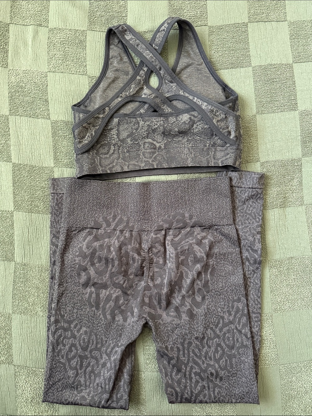 Gymshark Charcoal Snake-Print Seamless Sports Bra and Leggings Set - Picture 2 of 2